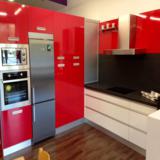 min_cocina exposicion roja y blanca